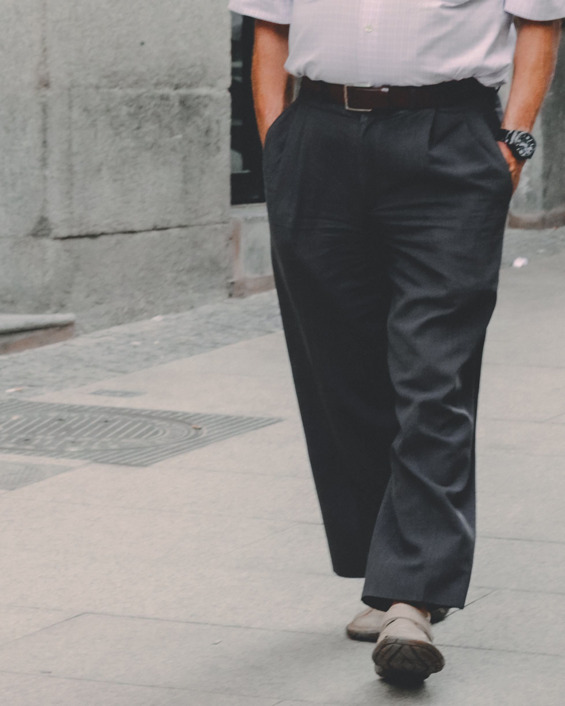 madrid_walking_man_hands_pocket