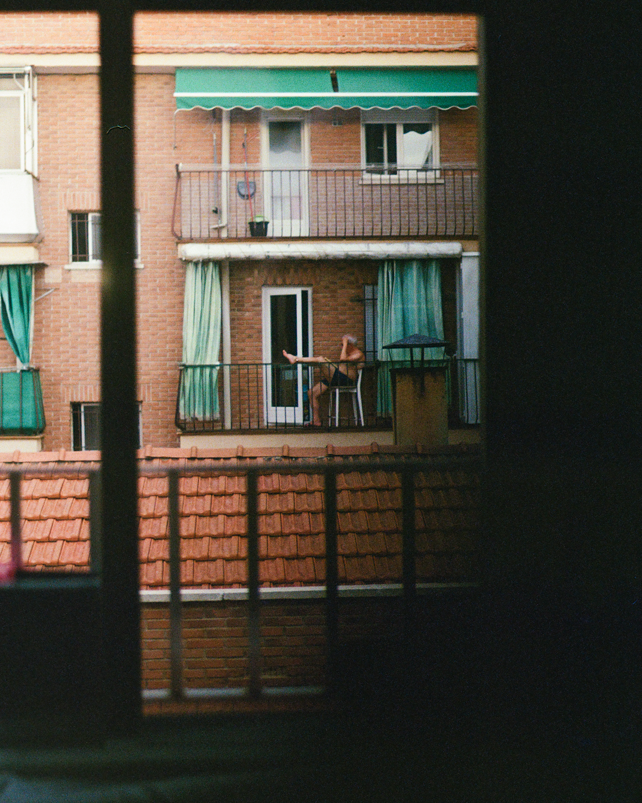 madrid_man_on_ledge
